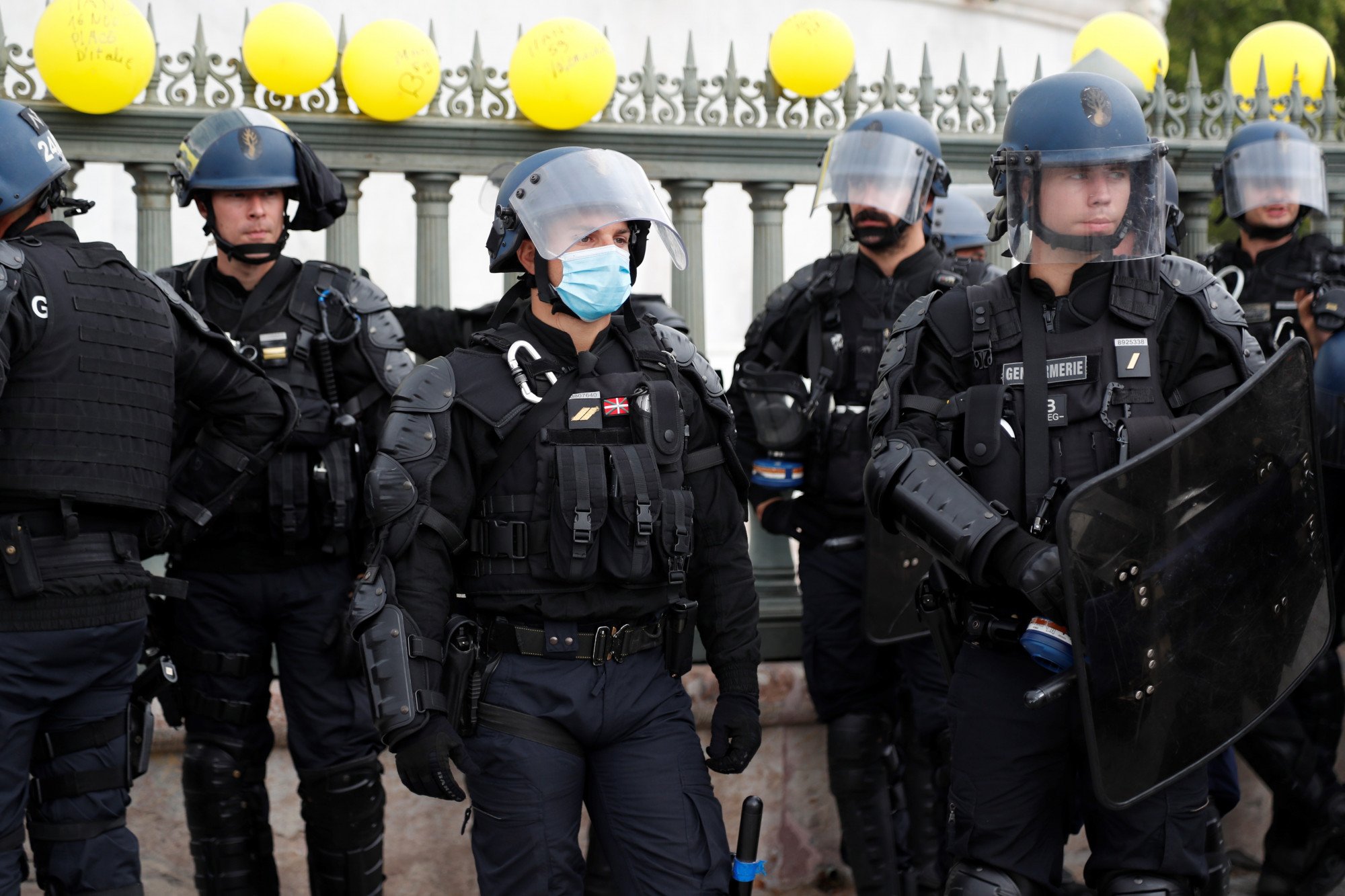 How To Be A Riot Police Officer / Riot shield