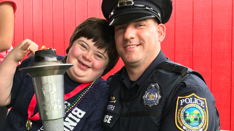 Police officer praised for Special Olympics photo ...