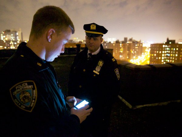 Police officers can now look up suspect info on Smartphones