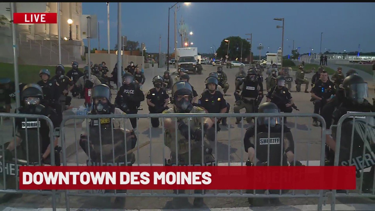 Police Officers Take a Knee With Protesters in Des Moines ...