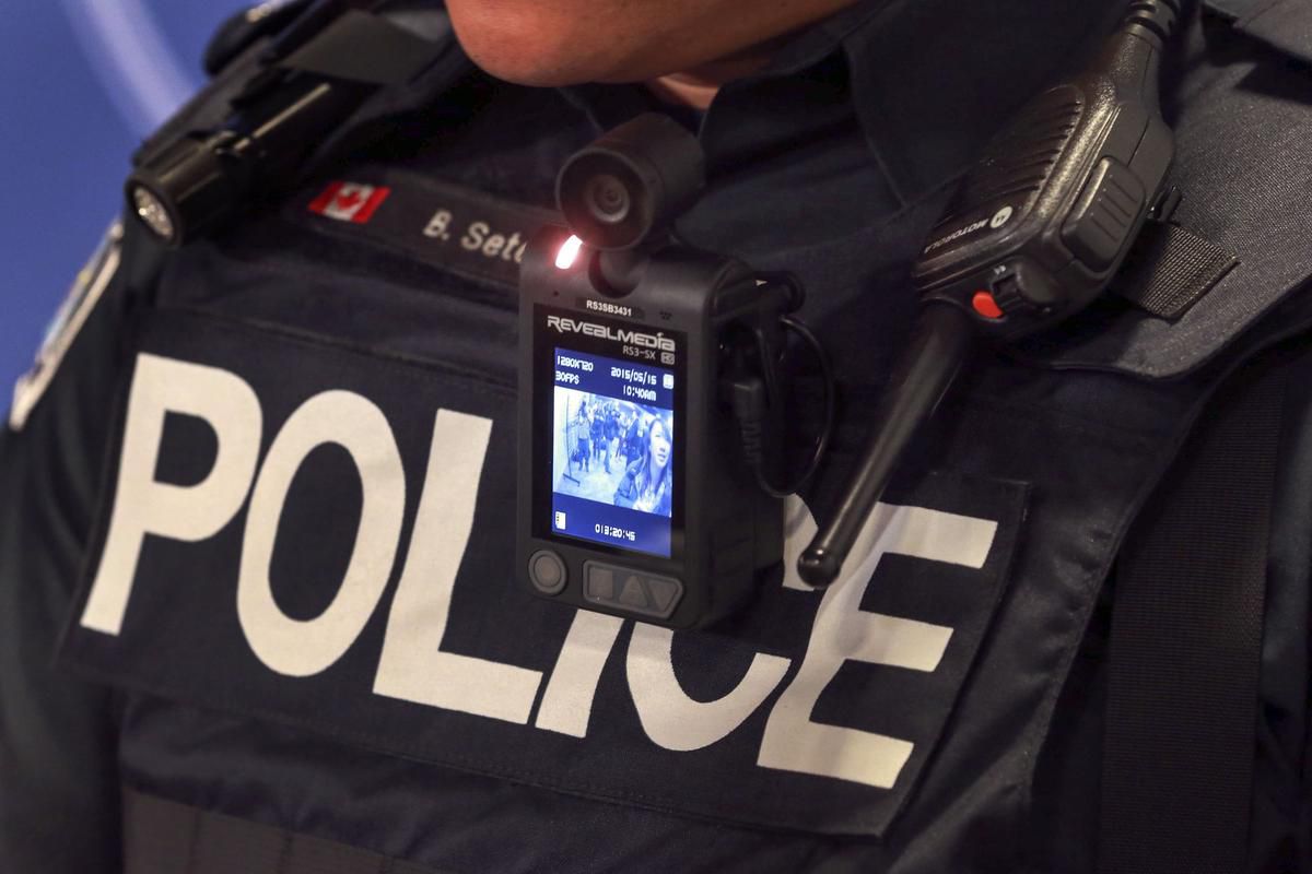Toronto police officers begin wearing body cameras as start of year ...