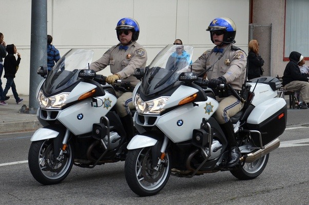 Why do motorcycle cops seldom wear full protection gear ...
